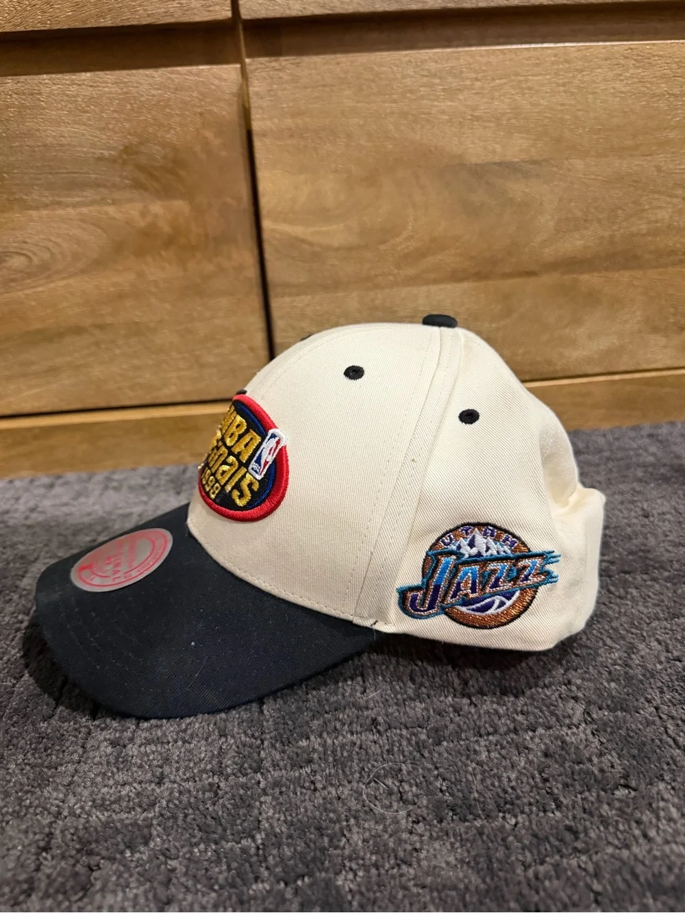 Mitchell & Ness Two-Tone NBA Finals 1998 Cap - Cream & Black